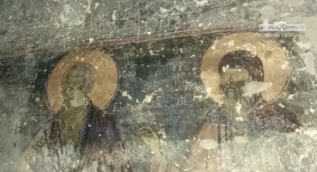 Video/ Berat, restaurohen porta dhe afresket e rrallë në kishën e “Shën Triadhës”