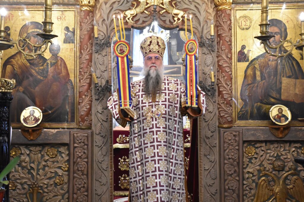 Arhiepiscopul Varsanufie: Crucea devine pentru creștin putere de a restabili comuniunea pierdută