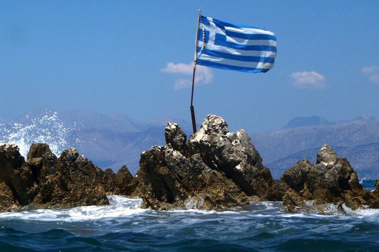 Στον βράχο της Πίστης και Πατρίδος: Ο Ελληνισμός σε όλον τον κόσμο προσκύνησε τους Ήρωες και την Παναγιά