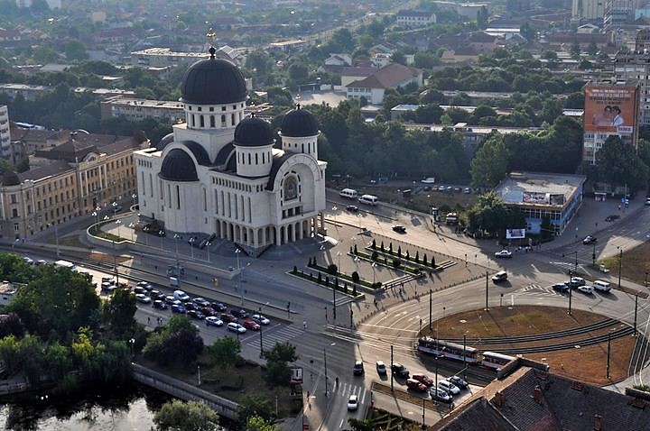 COVID-19 | Arhiepiscopia Aradului oferă hrană caldă și echipament medical de protecție
