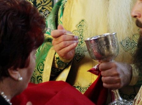 Η Θεία Κοινωνία, ο Κορονοϊός και οι “σύγχρονοι Ιουλιανοί”