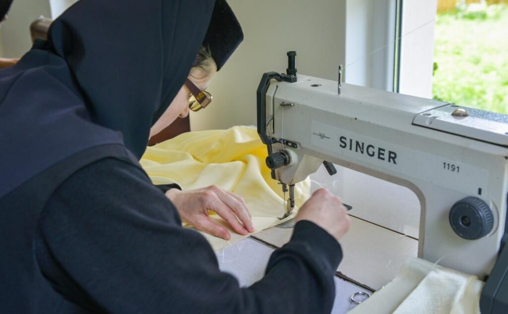 Ρουμανία: Mοναχές ράβουν για τα νοσοκομεία