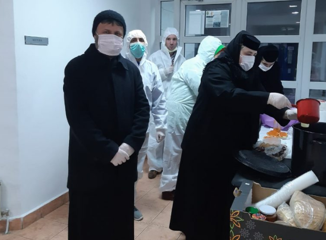 Monahiile de la Mitropolia Banatului alături de personalul medical și vamal la frontiera română de la Cenad
