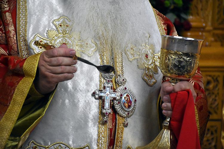 ΚΟΡΟΝΟΪΟΣ: “Ο άνθρωπος που πιστεύει στον Θεό δεν έχει να φοβηθεί τίποτα από το Άγιο Ποτήριο”