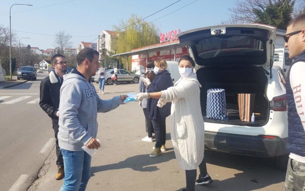 Сестре из Кртола шију маске за потребите