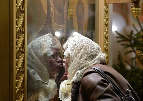 В РПЦ прокомментировали призыв ВОЗ не целовать иконы из-за коронавируса