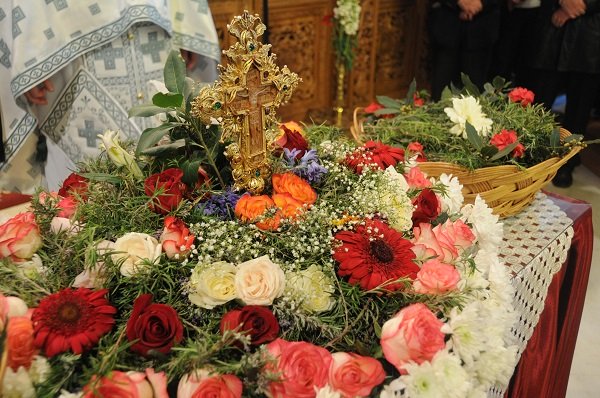 Σε άδειους ναούς ακούστηκε σήμερα το “Τον Σταυρόν σου προσκυνούμεν Δέσποτα” – Δύναμη και ελπίδα ο Σταυρός του Κυρίου στις μέρες της πανδημίας