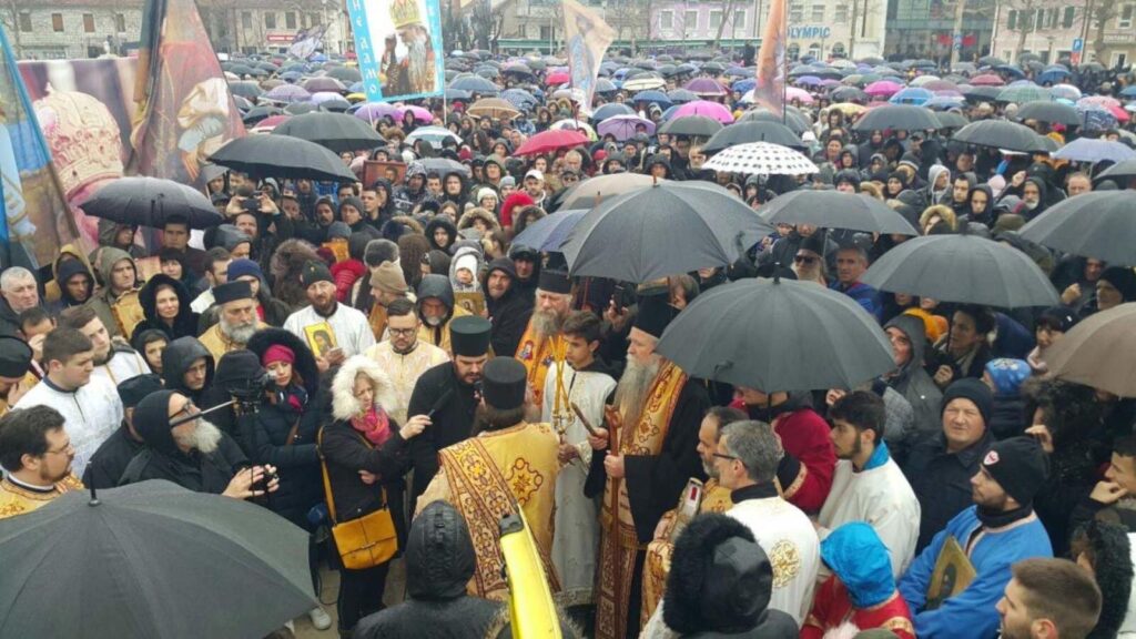 ΜΑΥΡΟΒΟΥΝΙΟ: Δεκάδες χιλιάδες πιστοί στον δρόμο παρά τη βροχή