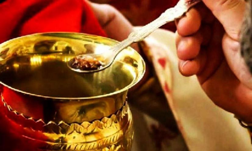 Σήκωσε το κάλυμμα του αγίου Ποτηρίου και είδε σάρκα και αίμα