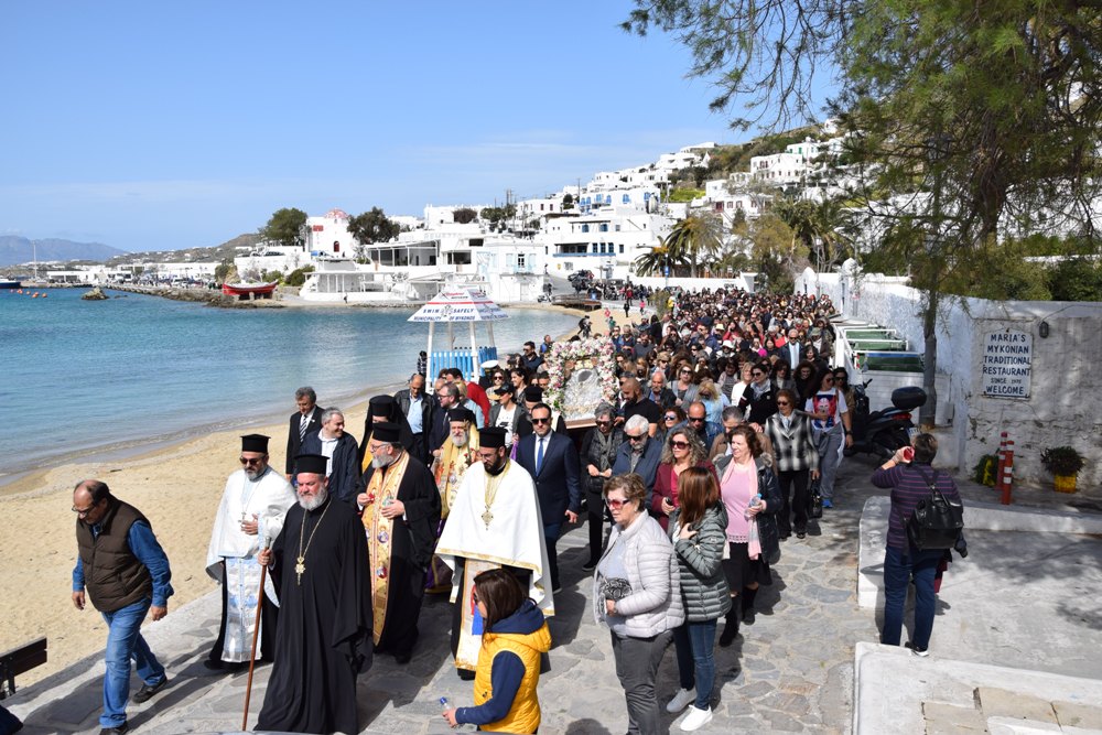 Ένα ποτάμι κόσμου στη Μύκονο για την Παναγία