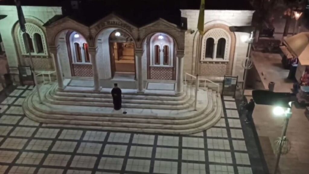 Ιερέας έψαλε το Υπερμάχω στο προαύλιο του ναού (ΒΙΝΤΕΟ)