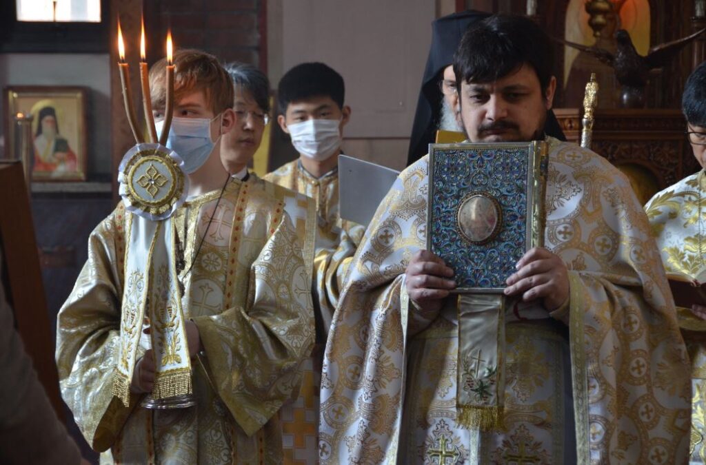 Κάθε βράδυ ενώνουν τις προσευχές τους και στην Κορέα