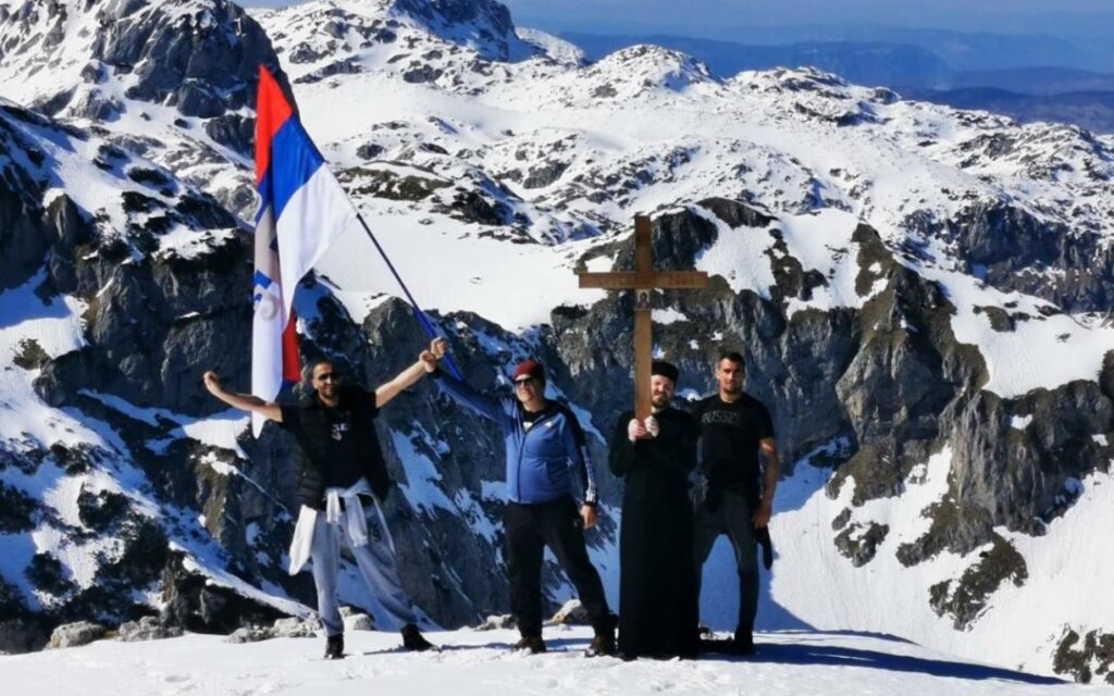 Ύψωσαν τον Τίμιο Σταυρό στις κορυφές του Μαυροβουνίου