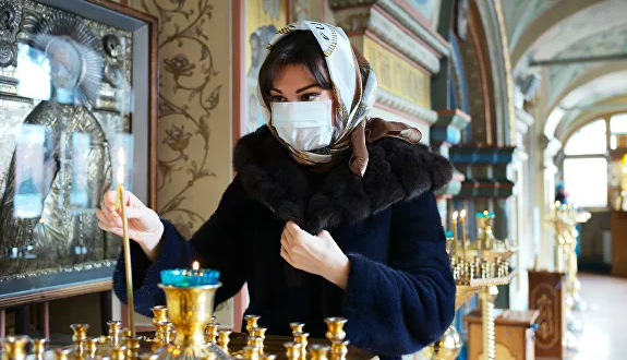 Αγία Πετρούπολη: Μην φιλάτε τον Σταυρό στις εκκλησίες