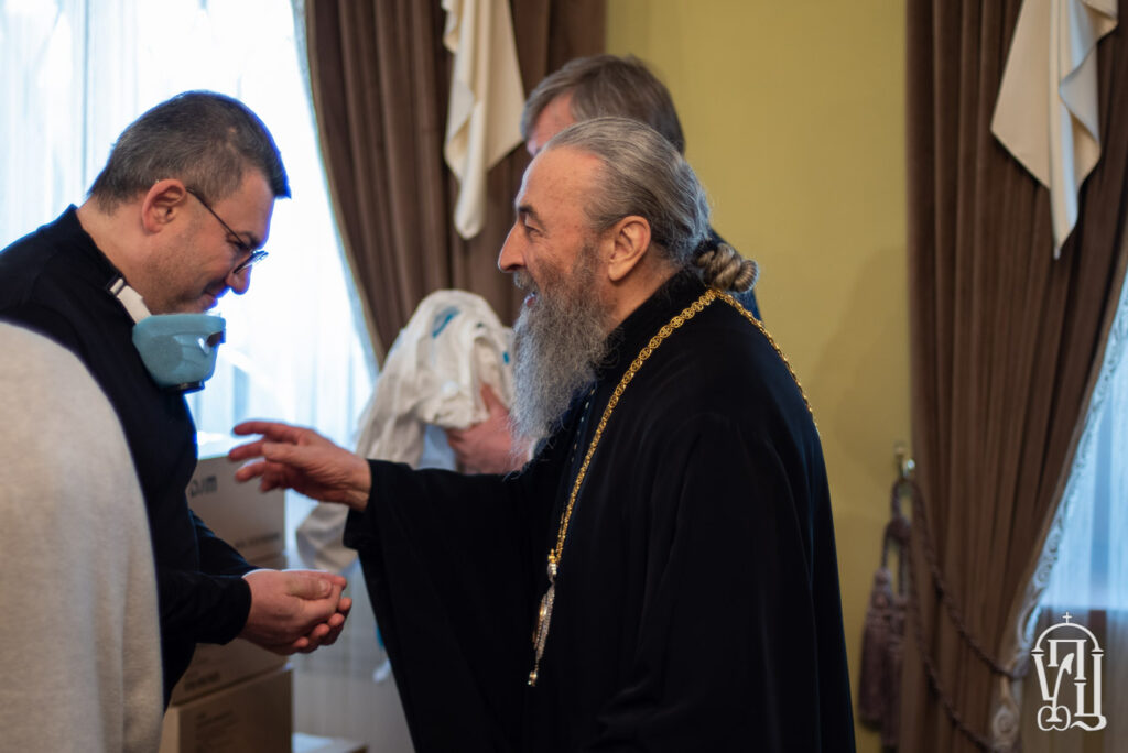 Блаженнейший митрополит Киевский Онуфрий передал Александровской больнице средства защиты для медиков и аппарат искусственного дыхания