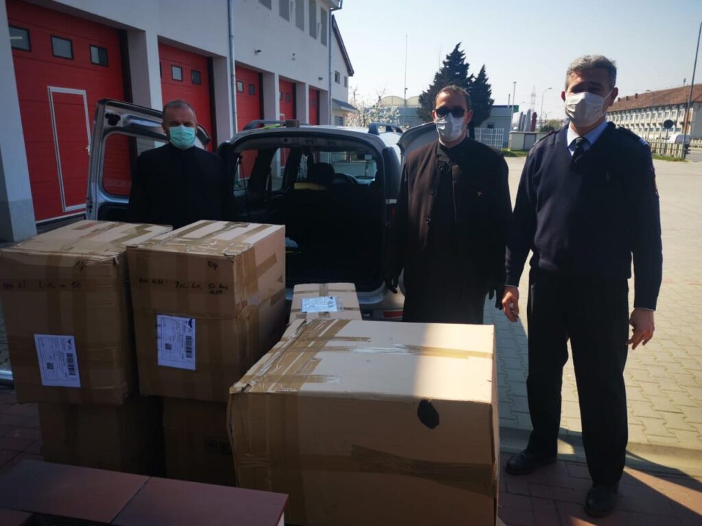 Arhiepiscopia Alba Iuliei a oferit măști și combinezoane de protecție Spitalului Județean de Urgență Alba