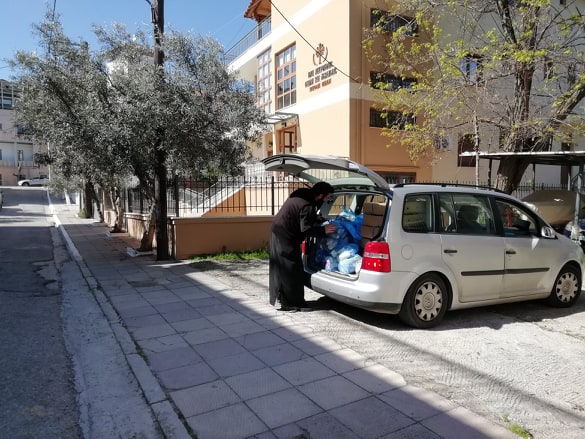 Διανομή τροφίμων και βοηθημάτων από την Ι.Μ. Θηβών