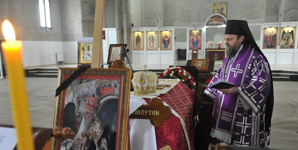 Молитвени опроштај од владике Милутина