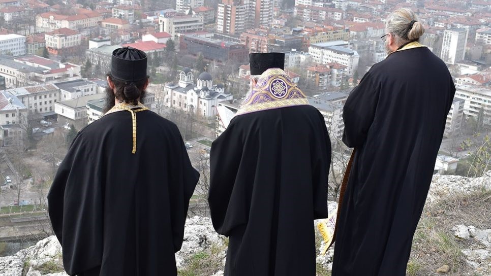 BULGARIAN METROPOLITAN OF LOVECH BLESSES CITY FROM OVERLOOKING HEIGHTS, DONATES VALUABLE EQUIPMENT TO CHILDREN’S HOSPITAL WARD