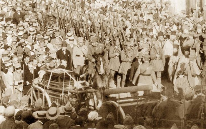 Σπάνιες φωτογραφίες από τη μεταφορά των οστών του Θ. Κολοκοτρώνη