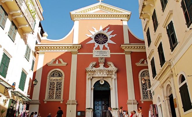 Διένειμε τρόφιμα η Ι.Μ. Κερκύρας σε 300 οικογένειες