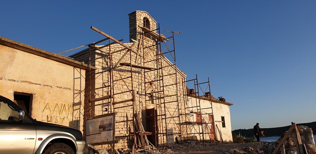 Restaurimi në proces i kishës së shën Nikollës në Porto Palermo, Himarë