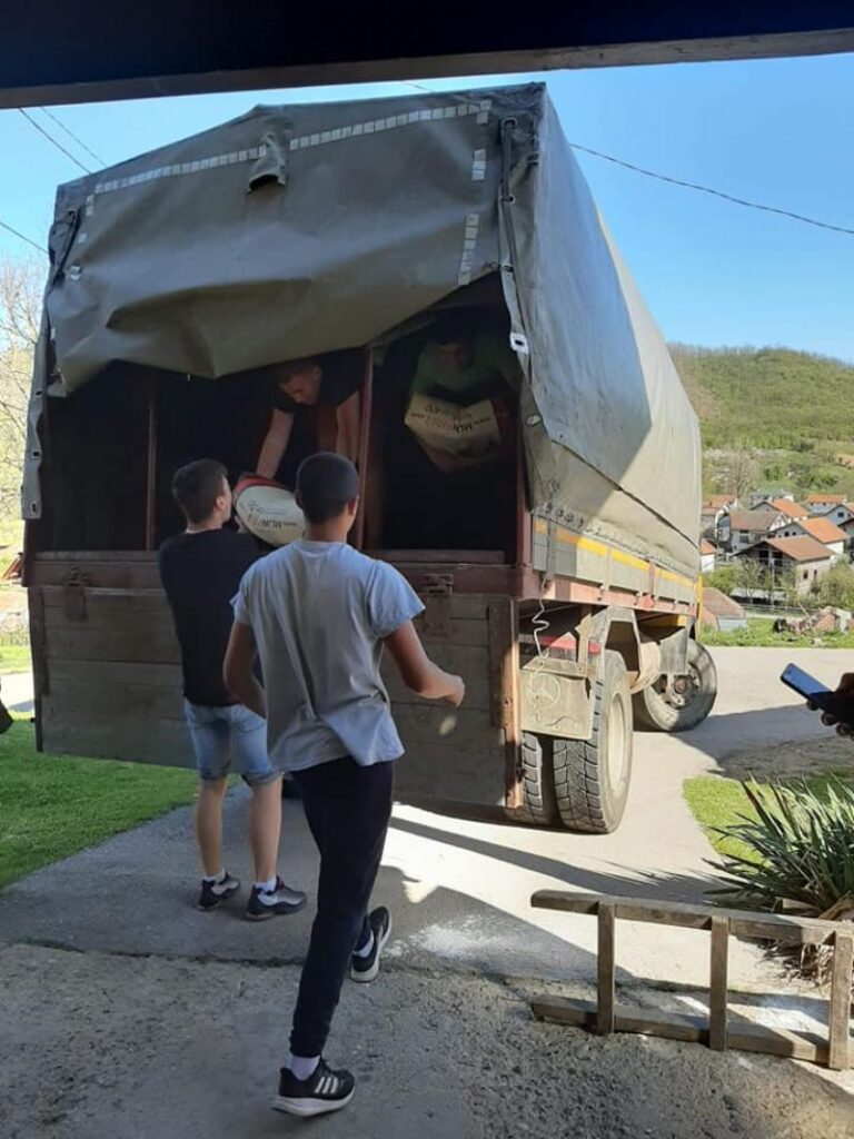 Харитативна делатност у Епархији нишкој: Потребитима у Медвеђи уручена тона брашна