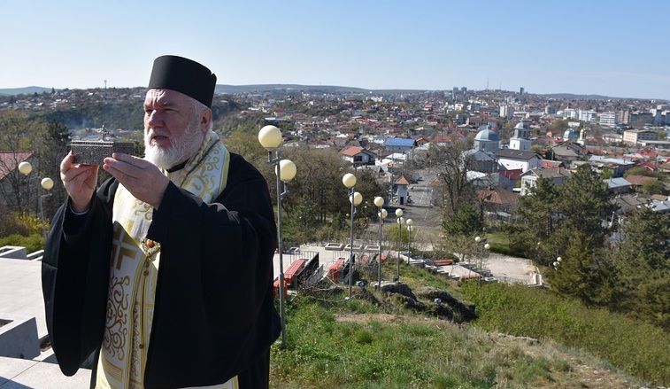 Coronavirus | Episcopul Visarion s-a rugat pentru tulceni din cel mai înalt punct al oraşului