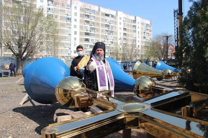 Архиепископ Элистинский Юстиниан освятил накупольные кресты для кафедрального собора равноапостольных Кирилла и Мефодия в Элисте