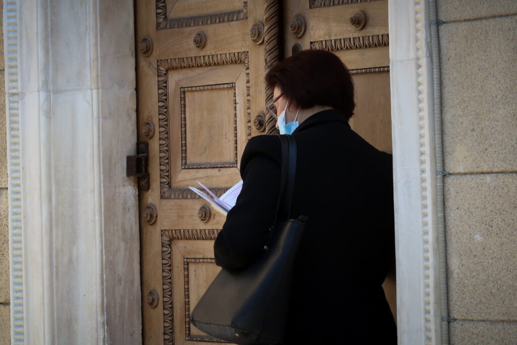 ΦΩΤΟΓΡΑΦΙΑ ΤΗΣ ΗΜΕΡΑΣ: “Των θυρών κεκλεισμένων”