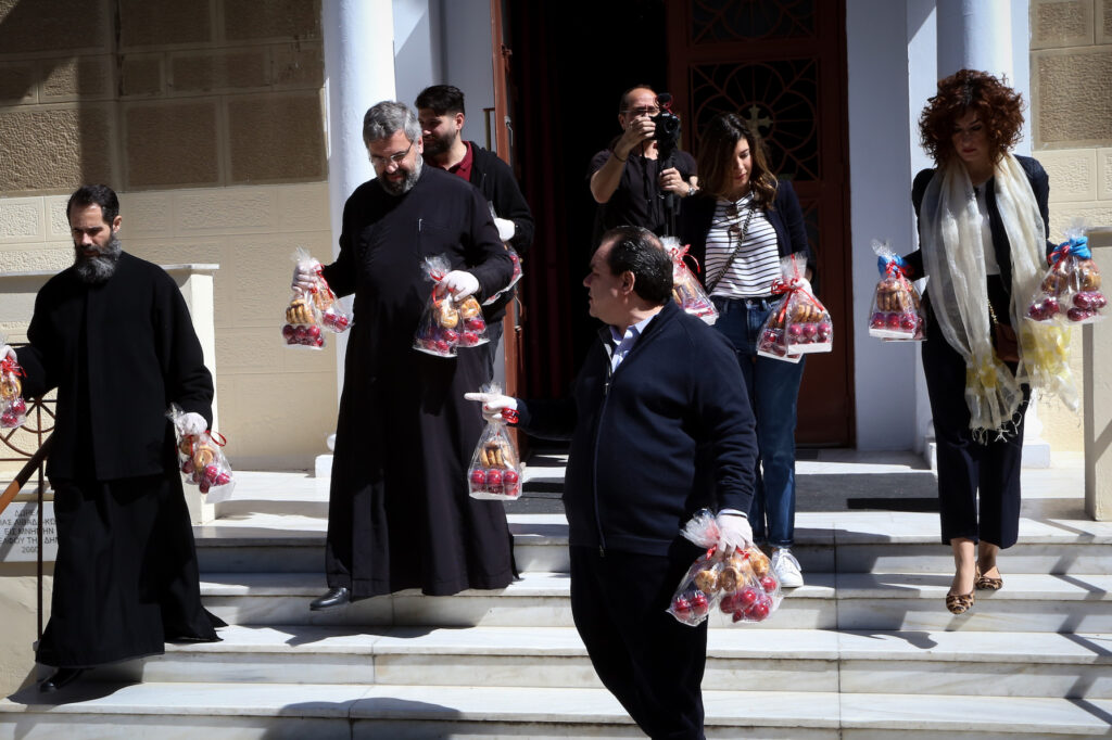 Μοίρασε κόκκινα αυγά η Ι. Αρχιεπισκοπή Αθηνών