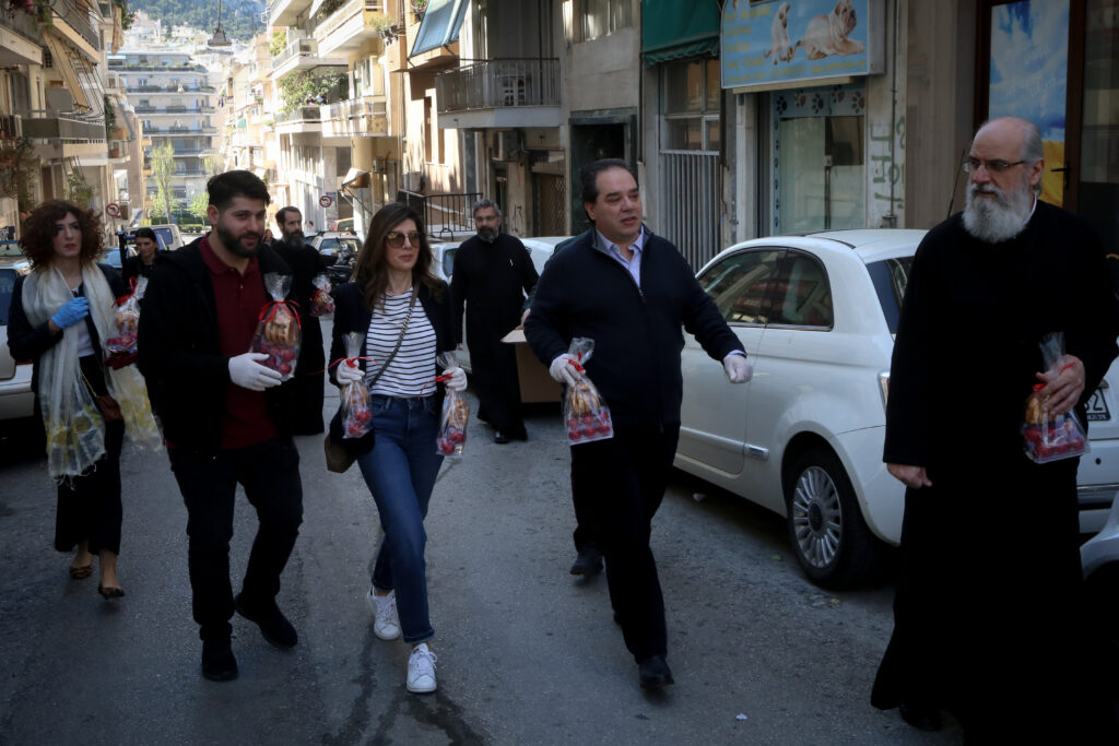 Μοίρασε πασχαλινά δώρα η “ΑΠΟΣΤΟΛΗ”