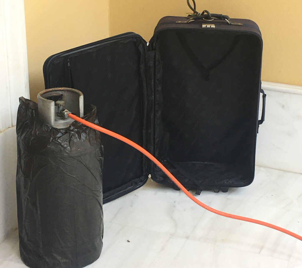 ΜΟΝΗ ΠΕΤΡΑΚΗ – Αυτές είναι οι βαλίτσες και ο εκρηκτικός μηχανιμός (ΦΩΤΟ)