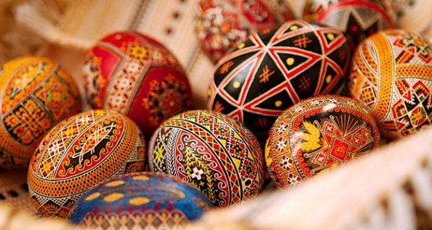 București: Muzeul de artă populară dedică luna aprilie ouălor încondeiate