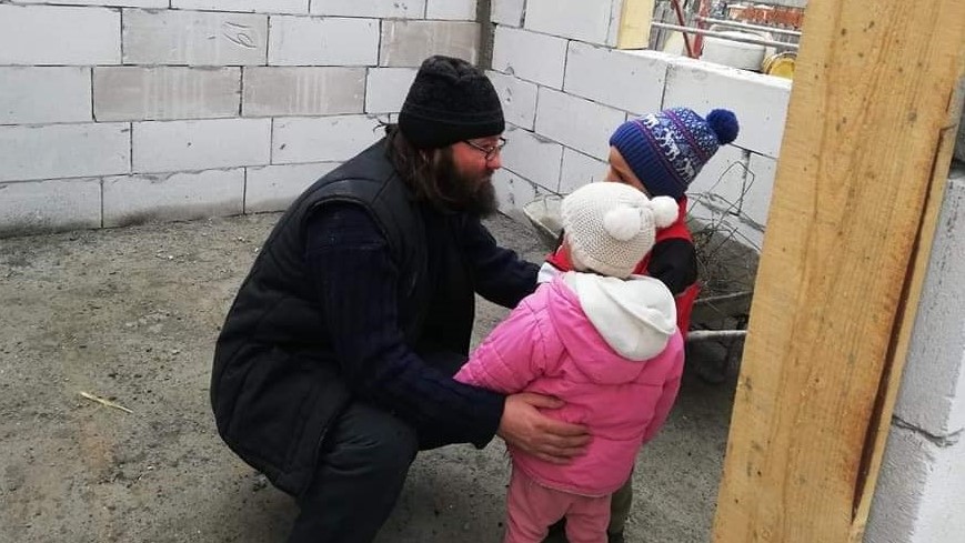 „Casele Speranței”. Trei familii ieșene, în care cresc în total 19 copii, vor avea locuințe noi de Paști