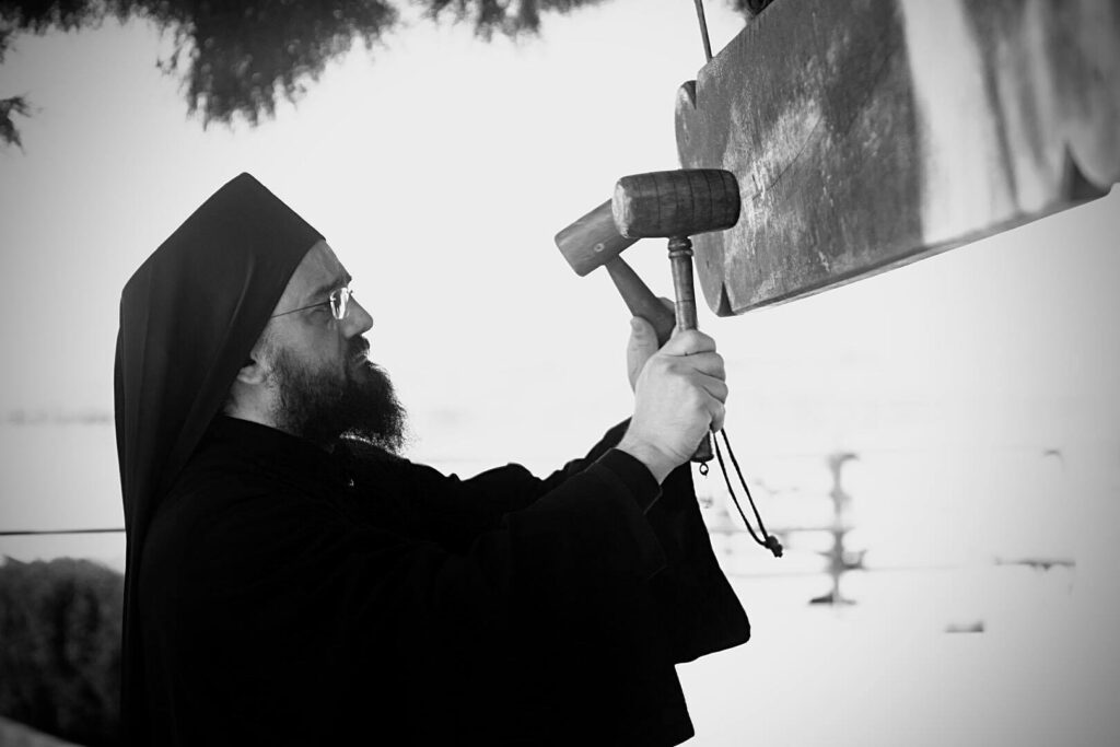 Δοξάζοντας το Θεό στις Ιερές Ακολουθίες στο Βατοπαιδινό Μετόχι