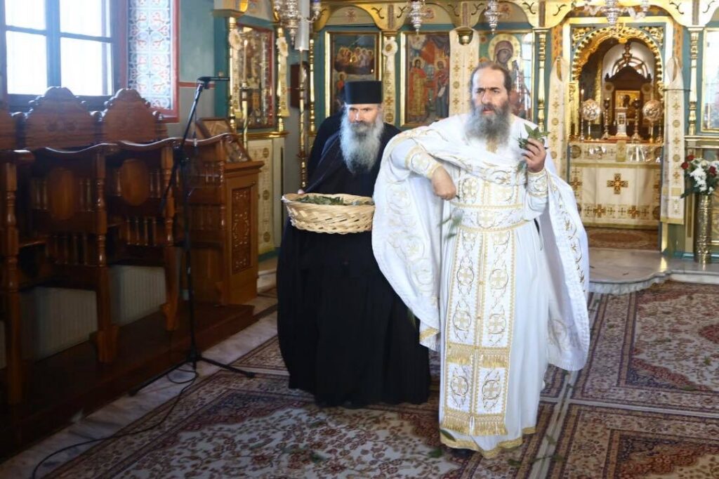 Στιγμές από τη Θ. Λειτουργία στο Βατοπαιδινό Μετόχι στο Πόρτο Λάγος