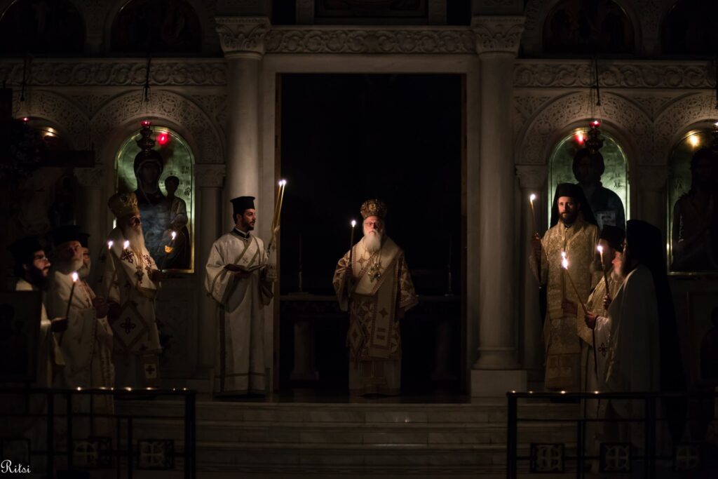 Besimtarët ortodoksë kremtojnë festën e Pashkës, Kryepeshkopi i Tiranës, Durrësit dhe i gjithë Shqipërisë: Nuk mund të lejojmë që virusi të na gjunjëzojë