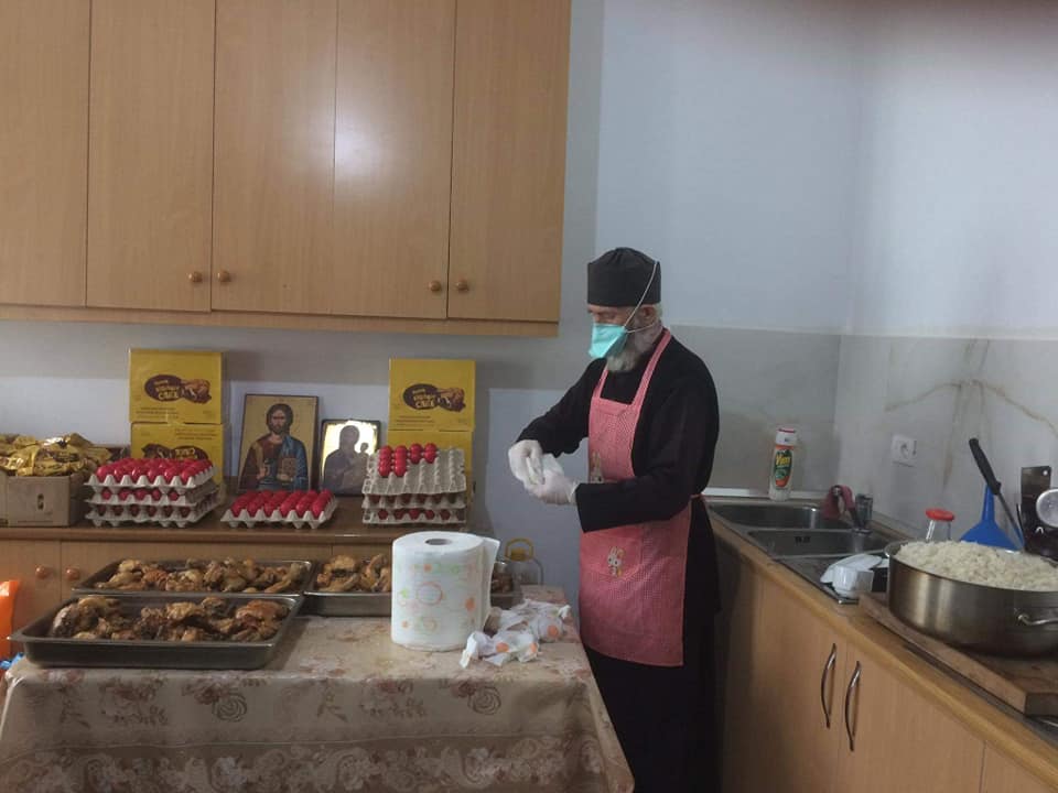 Nën kujdesin atëror të Mitropolitit të Beratit, Vlorës dhe Kaninës Imzot Ignatit, u shërbye, dreka paskale, në mensën “Shën Joan Përdëllimtari”