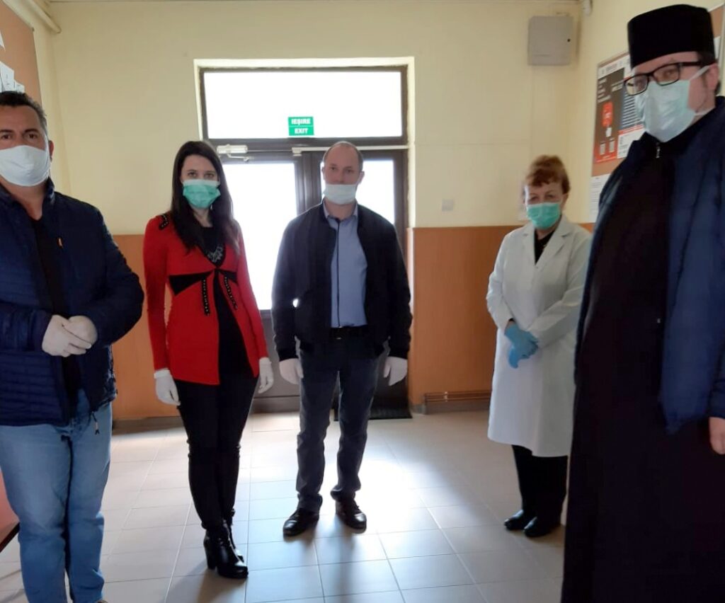 Clericii şi voluntarii din Protopopiatul Agnita oferă sprijin Spitalului Orăşenesc şi celor afectaţi de pandemie