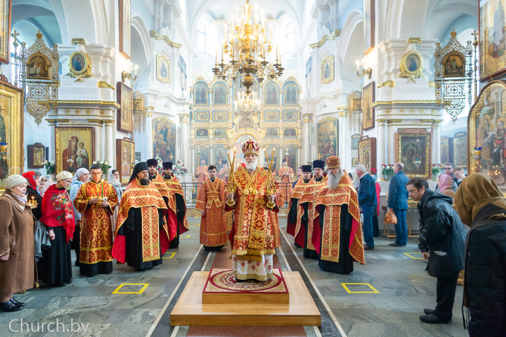 В праздник Светлого Христова Воскресения Патриарший экзарх всея Беларуси совершил Пасхальное богослужение в Свято-Духовом соборе Минска