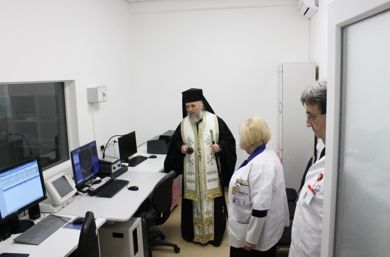 Ierarhul şi clericii Eparhiei Dunării de Jos donează 40.000 lei pentru un aparat de ventilaţie mecanică