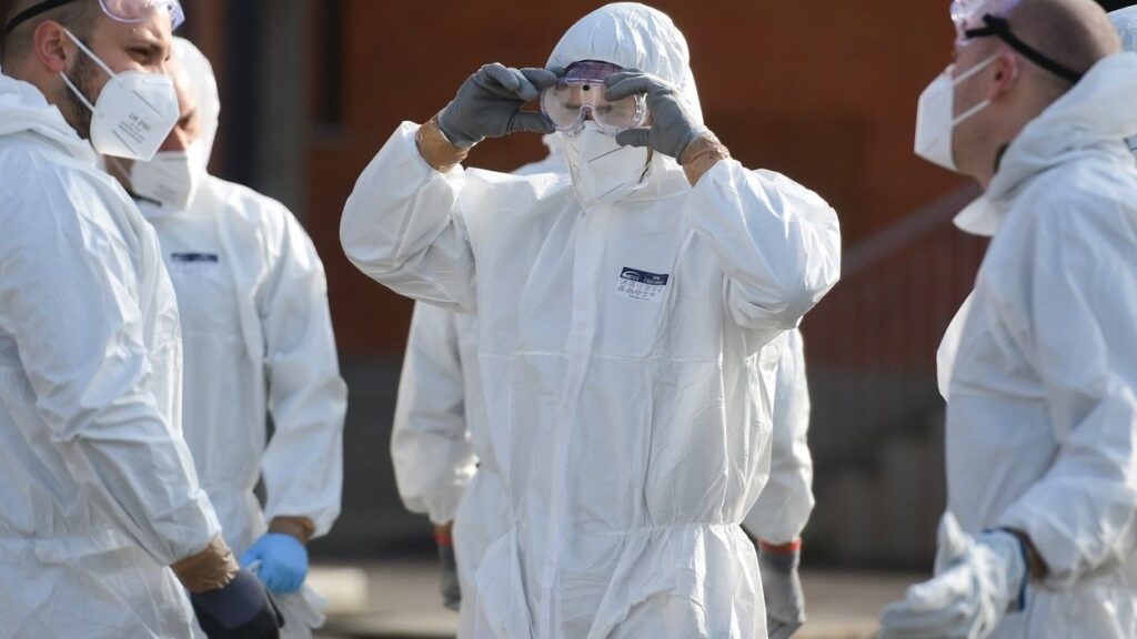 Bucharest Archdiocese tailor shops make disposable coveralls for volunteers who help the vulnerable