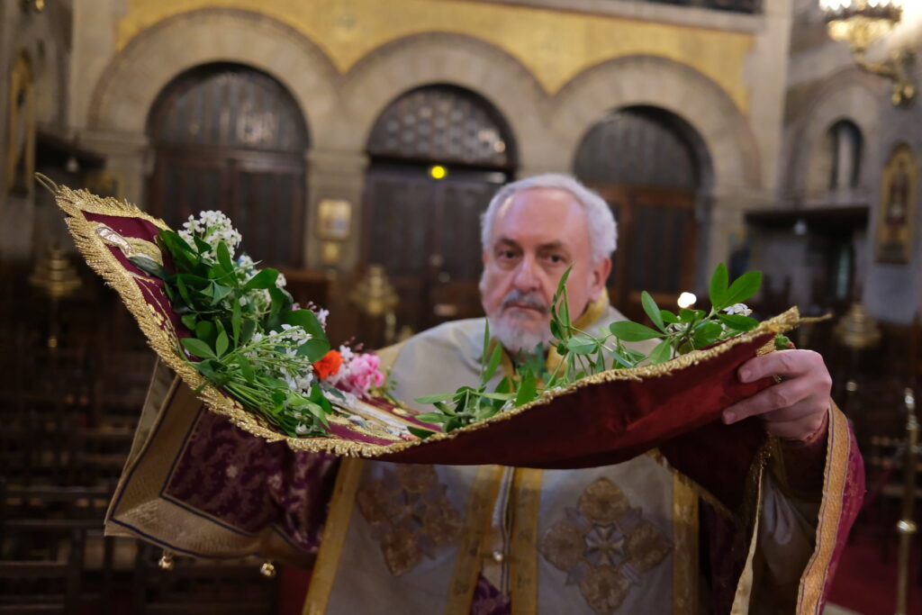 Αποκαθήλωση στο Παρίσι κεκλεισμένων των θυρών