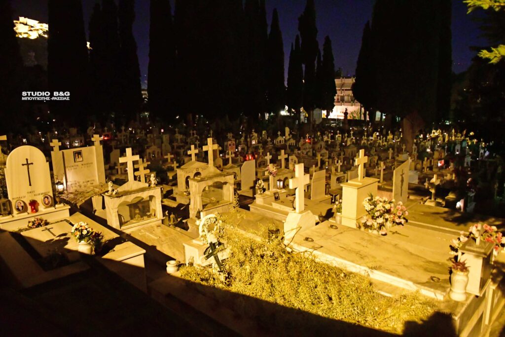 Άναψαν τα καντήλια στο κοιμητήριο του Ναυπλίου