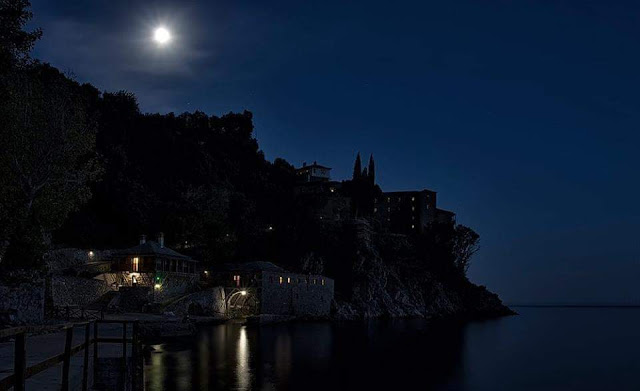 Τις νύχτες στο Άγιον Όρος δεν φωτίζει μόνο το φως του φεγγαριού - Ορθοδοξία  News Agency