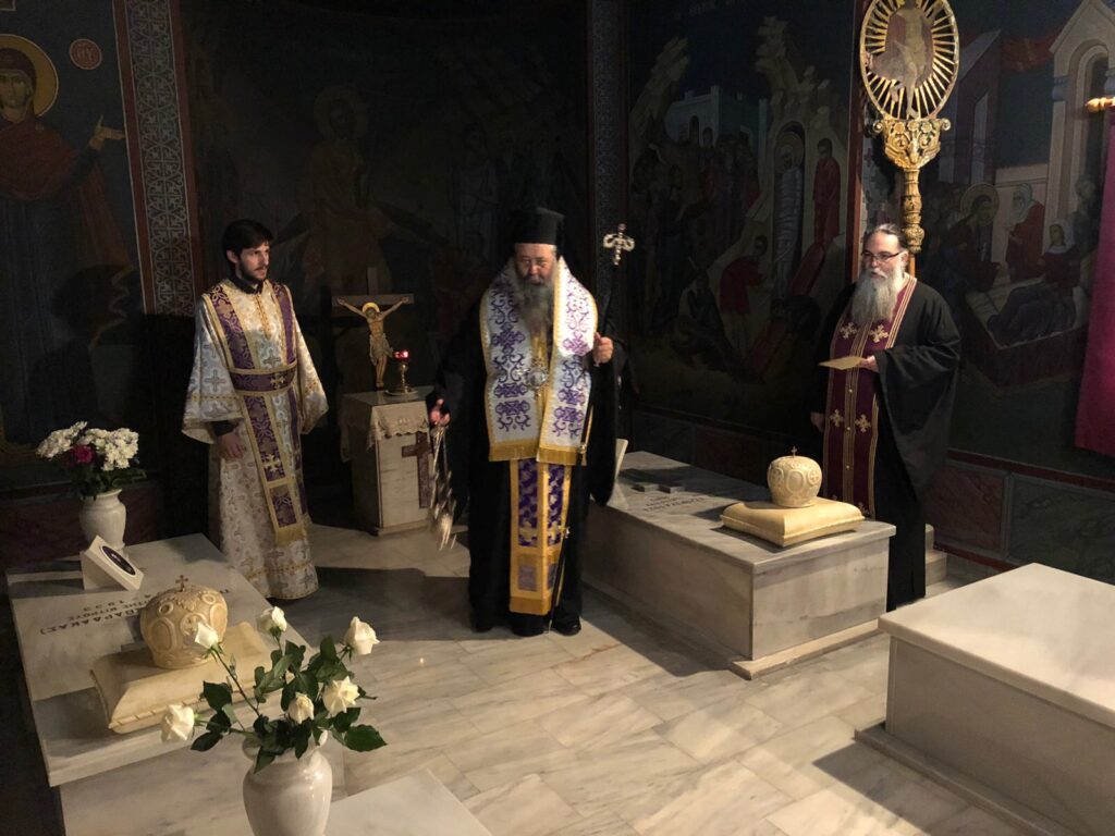 ΜΕΓΑΛΗ ΠΑΡΑΣΚΕΥΗ: Τρισάγιο στους τάφους των προκατόχων του