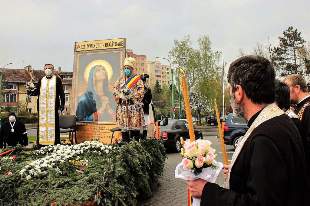 Brașov | Procesiune cu Icoana Maicii Domnului Rugătoarea în prima zi de Paști