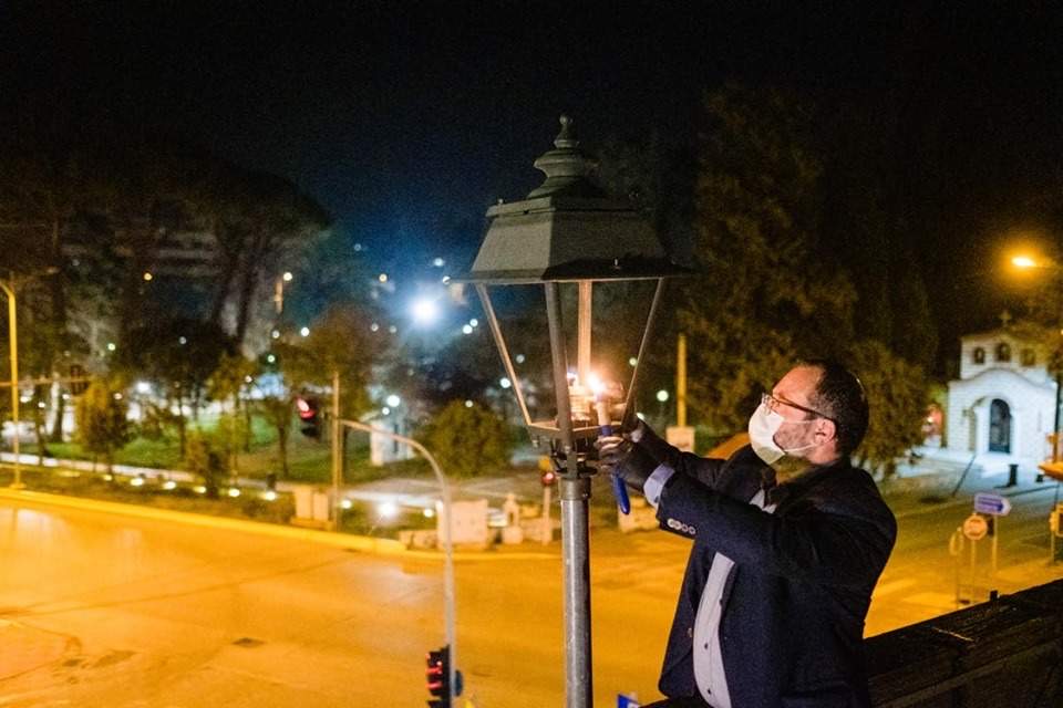 Το Άγιο Φως σκέπει το Δημαρχείο Κομοτηνής