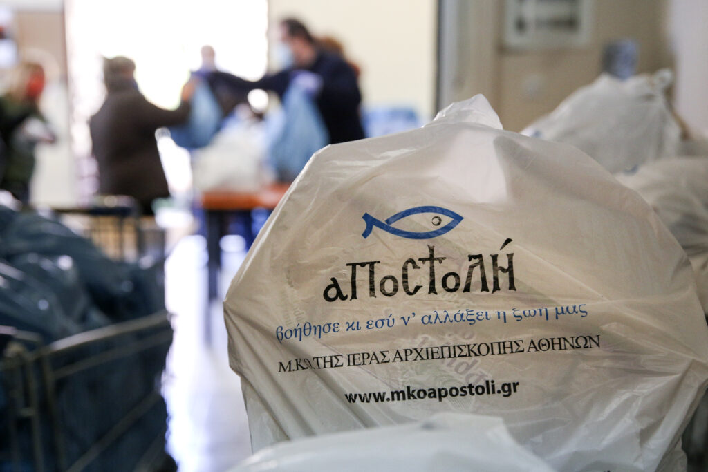 «Πακέτα αγάπης» στους αστέγους από την «ΑΠΟΣΤΟΛΗ» και τον Δήμο Αθηναίων